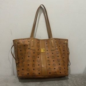 MCM authentic shoulder bag in beautiful pre-loved conditions